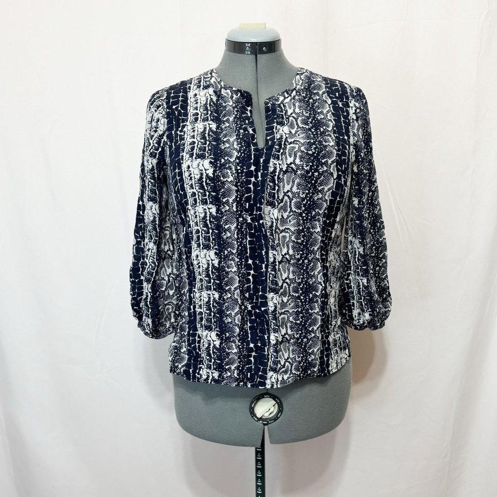 Talbots Sz 6 Navy Animal Print 3/4 Cuff Sleeves Button Closure Split Neck Blouse - Picture 7 of 7